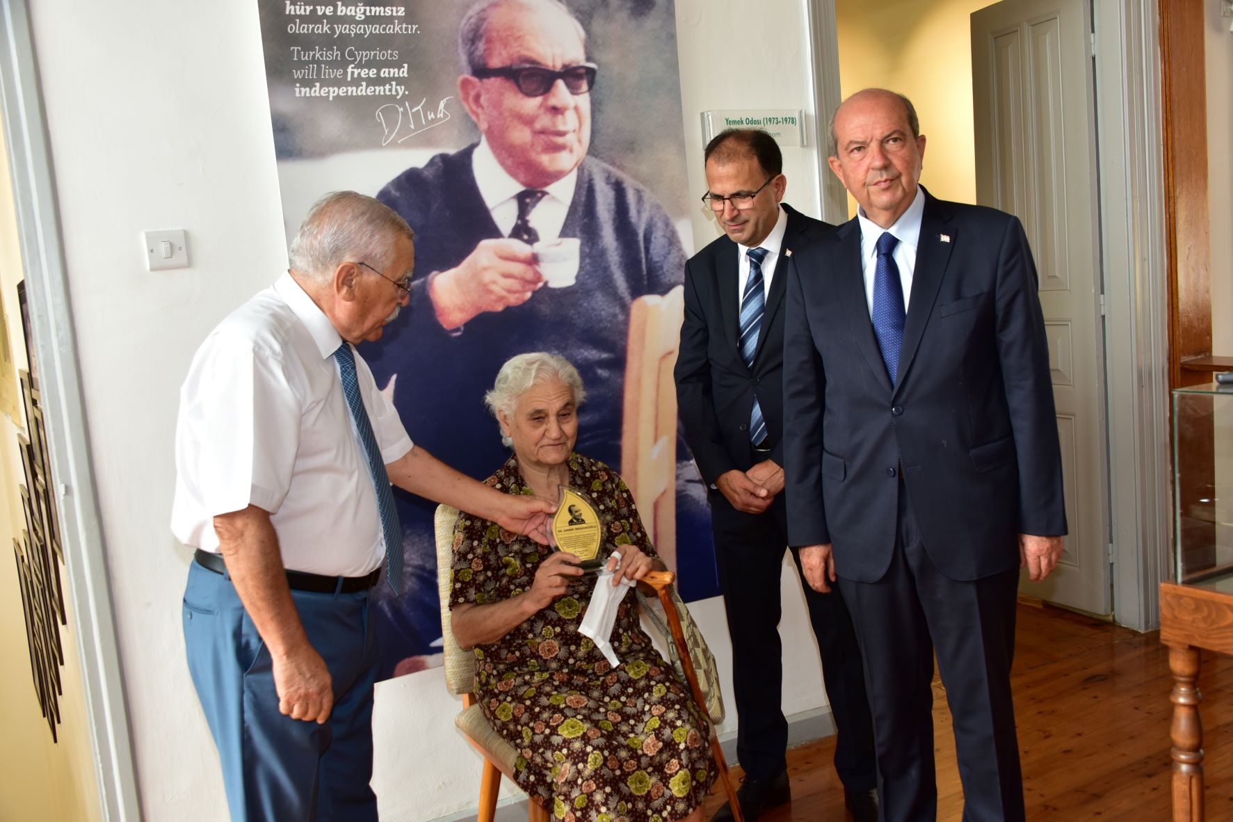 Amber İbrahimoğlu’nun İngiliz sömürge döneminde evinde diktiği bayrak Dr. Fazıl Küçük Müzesi’ne hediye edildi