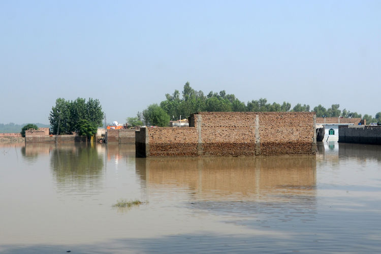 Muson yağmurlarının yol açtığı sel felaketinde bin 136 kişi hayatını kaybetti