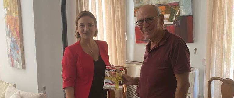 Kültür Dairesi Müdürü Şirin Zaimağaoğlu Kültür Dairesi’nin ilk müdürü Ata Samioğlu’nu ziyaret etti