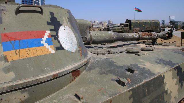 Ermenistan ordusu Kelbecer ve Laçın’daki Azerbaycan mevzilerini top atışına tuttu
