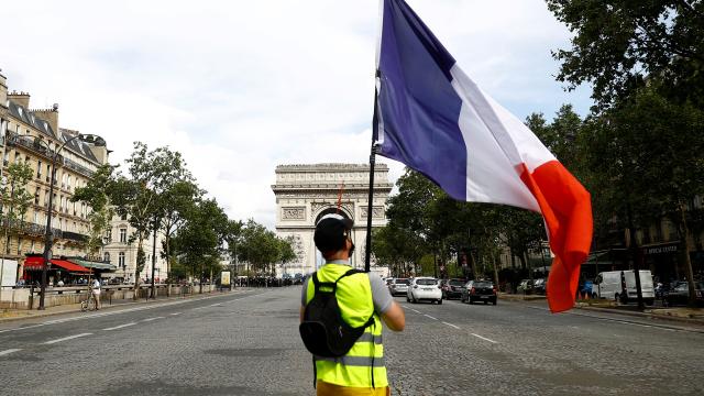 Fransa’da 103 “sarı yelekli” gözaltına alındı