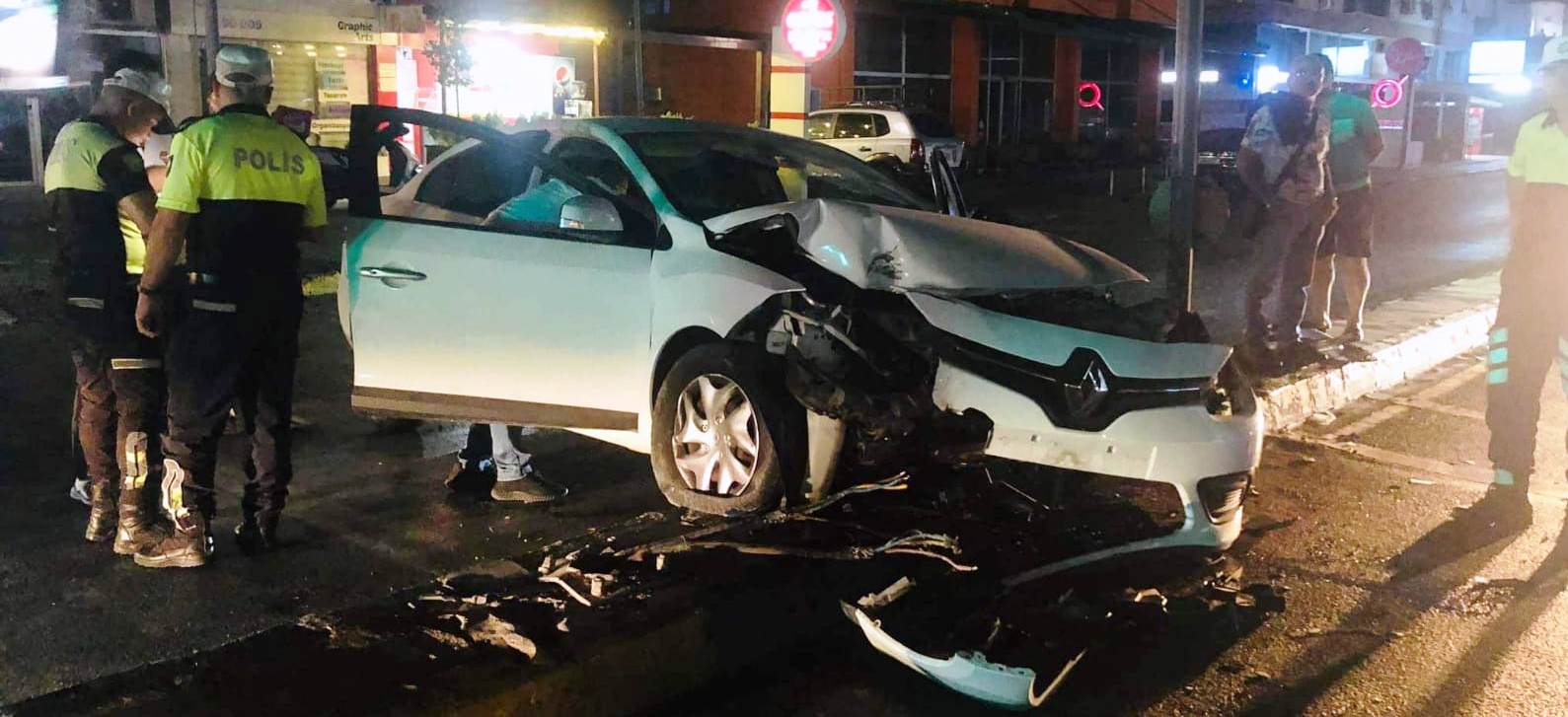Lefkoşa’da kaza! Alkollü sürücü aydınlatma direğine çarptı!