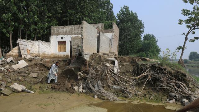 Pakistan’ın Sindh eyaletinde okulların yüzde 40’ı sel sonucu yıkıldı