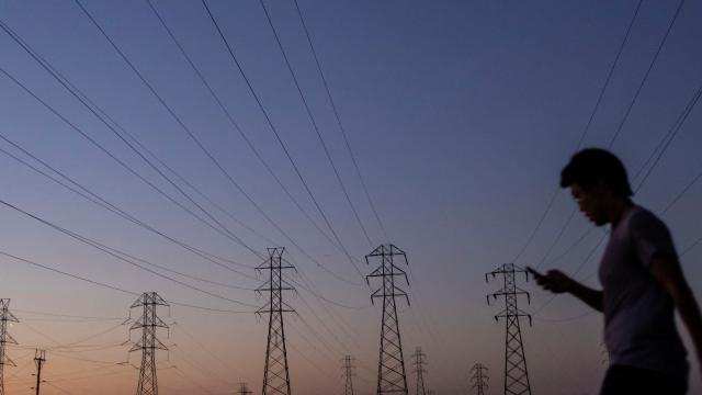 California’da sıcak hava elektrik şebekesini tehdit ediyor