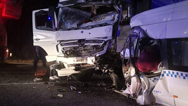 Sivas’ta kamyonla minibüs çarpıştı: 8 ölü, 9 yaralı