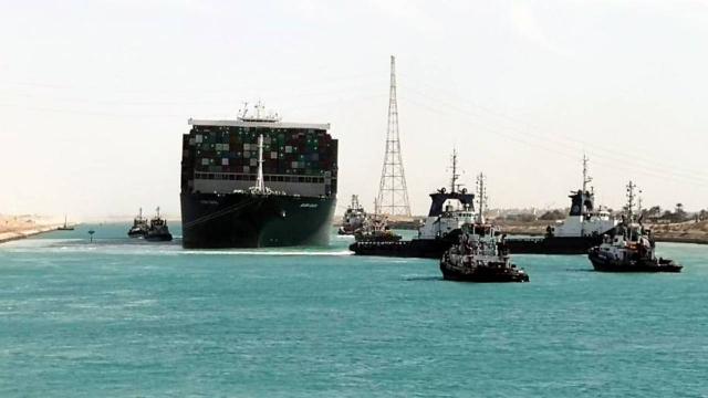 Süveyş Kanalı’nda bir petrol tankeri karaya oturdu