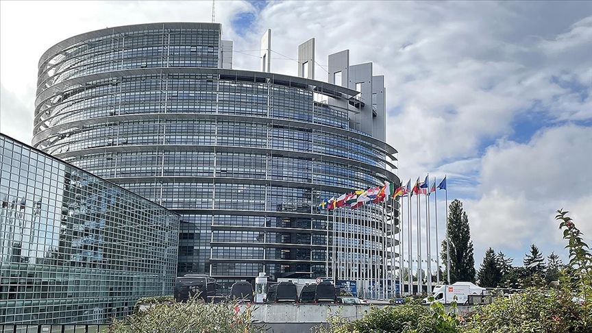 Avrupa Parlamentosu Macaristan’ın “artık demokratik bir ülke olmadığına” karar verdi