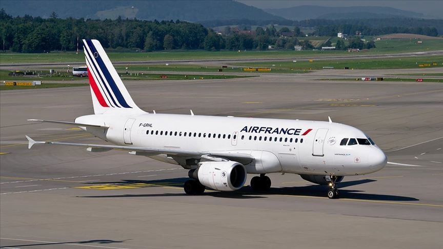 Fransa’da hava trafik kontrolörlerinin grevi nedeniyle çok sayıda sefer iptal edildi