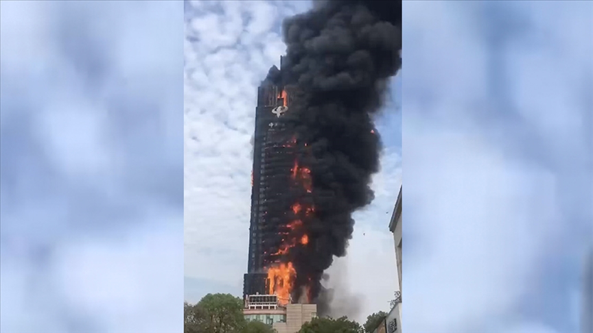 Çin’de 42 katlı gökdelende yangın çıktı