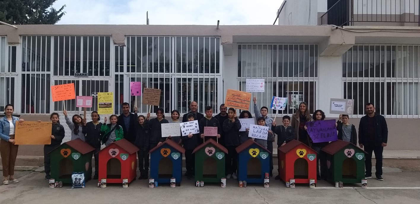 Çanakkale Ortaokulu öğrencilerinden DAÜ Hayvanlara Yardım Kulübü’ne 7 köpek kulübesi