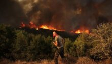 Yunanistan’daki yangınların 13’üncü gününde havadan müdahalede zorluk yaşanıyor