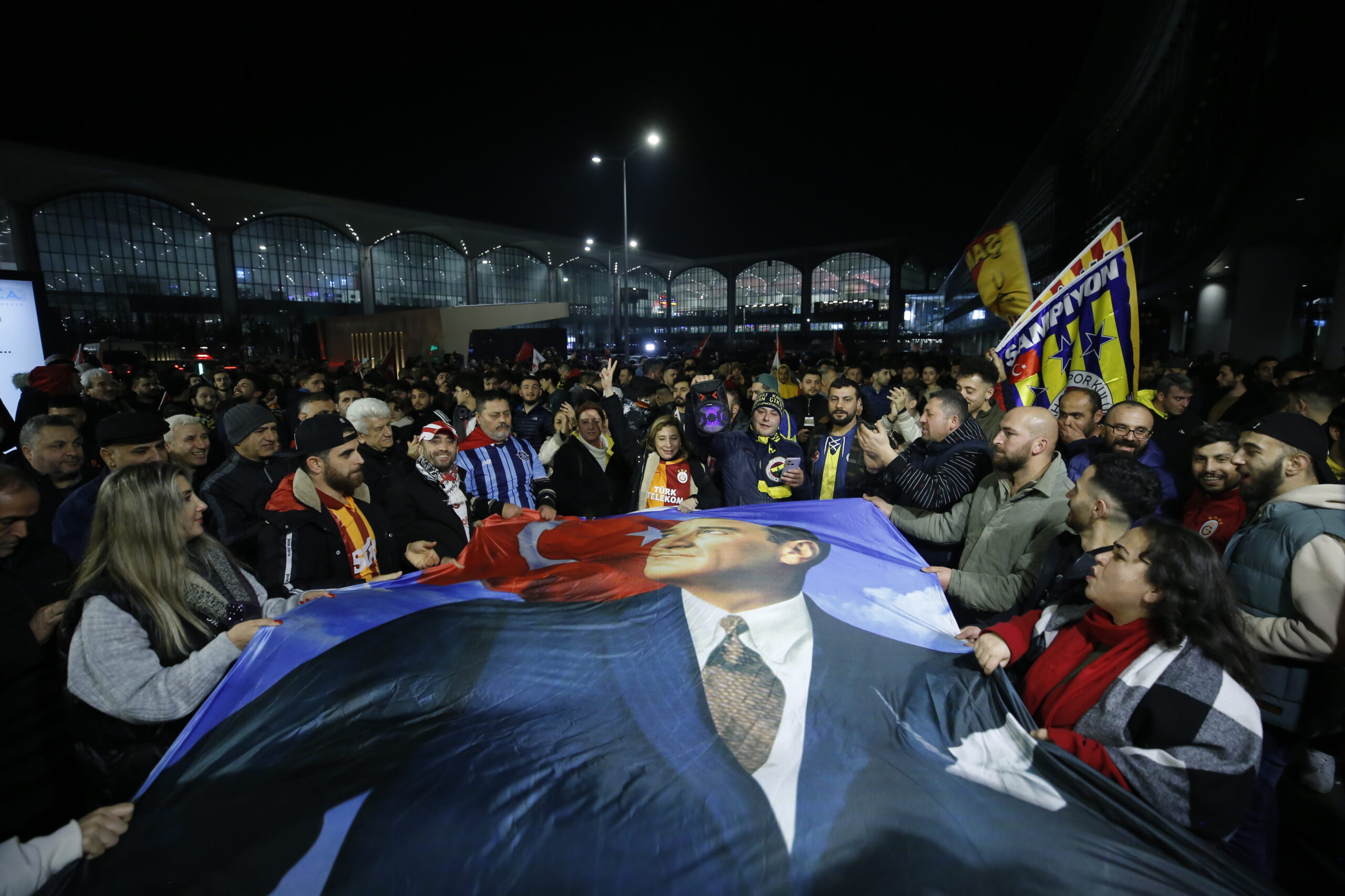 Fenerbahçe ve Galatasaray’a ülkeye dönüşlerinde coşkulu karşılama