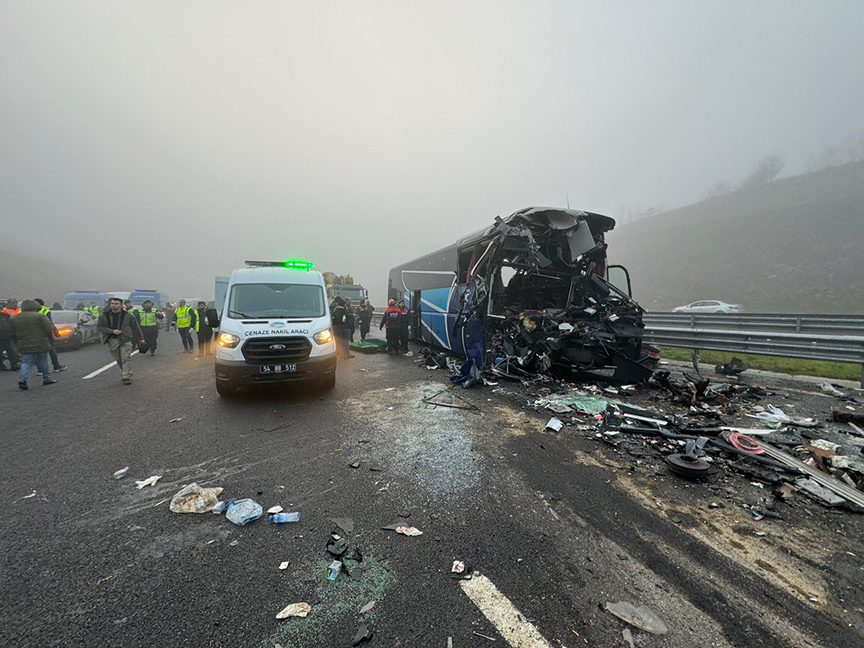 Türkiye’de Kuzey Marmara Otoyolu’nda zincirleme trafik kazası oldu . 10 kişi öldü, 61 kişi yaralandı