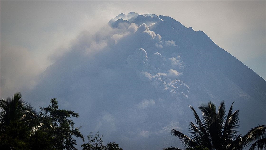 Endonezya’da yanardağ patlamasında yaşamını yitiren dağcı sayısı 22’ye çıktı