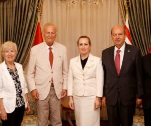 Cumhurbaşkanı Tatar ve eşi Sibel Tatar, sanatçı Ediz Hun ile eşi Berna Hun’u kabul etti