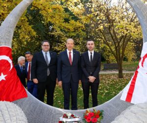 Cumhurbaşkanı Tatar Melbourne’da, Shrine of Remembrance Anıtı’na çelenk sundu, Avustralya Türk Dostluk Anıtı’nı ziyaret etti