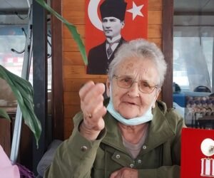 Kıbrıs Barış Harekatı’nda hemşire olarak görev yaptıktan sonra gazi ünvanıyla emekli olan Hacer Çalışkan,12 Mayıs’ta Uluslararası Hemşireler Günü, Anneler Günü ve oğlunun doğum gününü bir arada kutluyor
