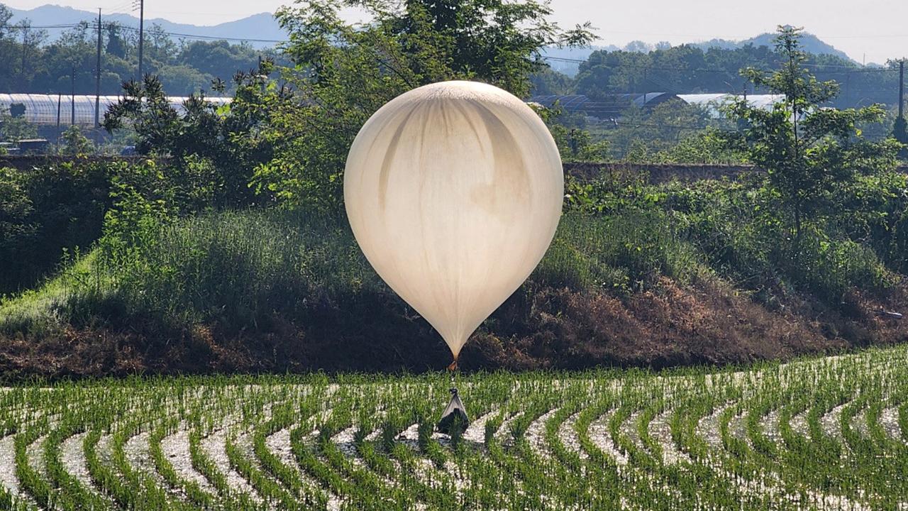 Kuzey Kore, Güney Kore’ye balonlarla çöp gönderdi