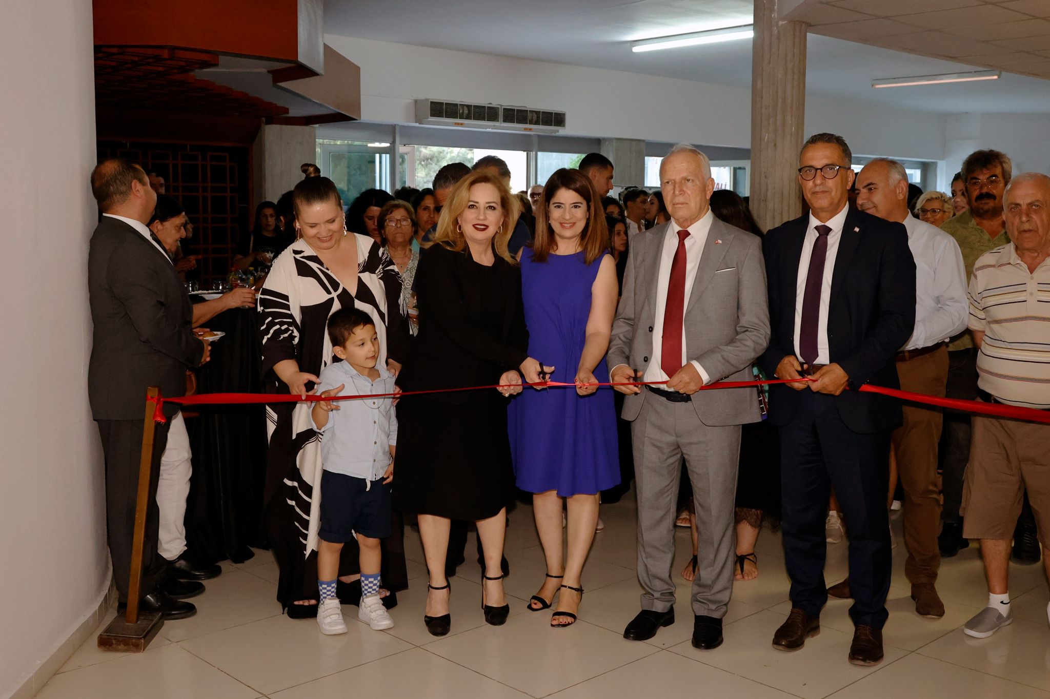 Sibel Tatar, Lefkoşa Anadolu Güzel Sanatlar Lisesi’nin düzenlediği serginin açılışını yaptı