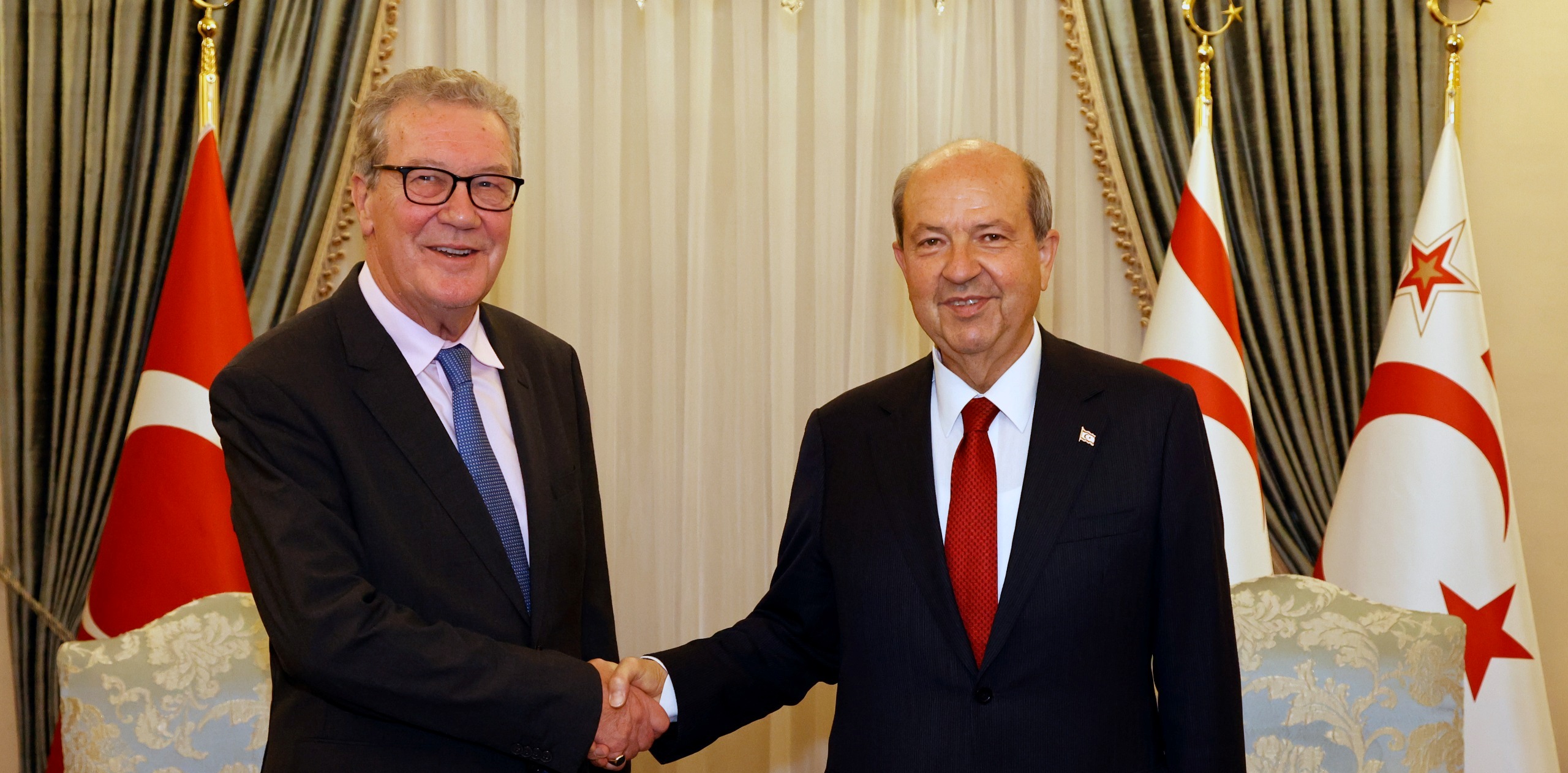 Cumhurbaşkanı Tatar, eski BM Genel Sekreteri Kıbrıs Özel Danışmanı Alexander Downer’i kabul etti