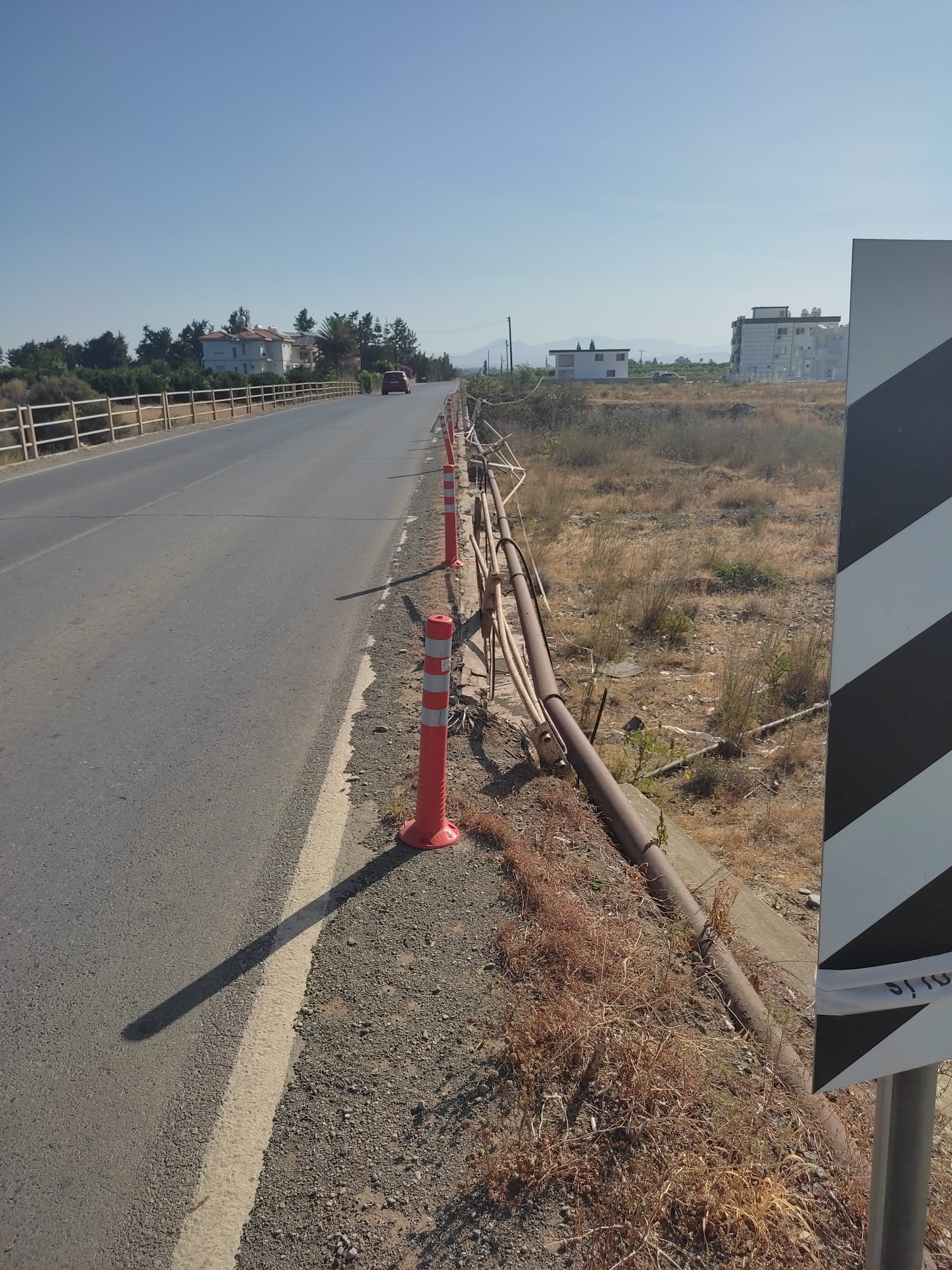 Gaziverenliler, korkulukları hasarlı olduğu için güvenlik sorunu bulunan anayoldaki köprünün acilen tamir edilmesini istiyor…