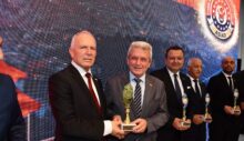 Töre’ye, İstanbul’da “Mutlu Barış Harekâtı’nın 50. Yılı Onur Ödülü“ takdim edildi