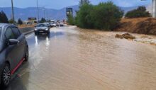 Sürücüler bu yola dikkat! Girne-Lefkoşa ana yolunda trafik biriken yağmur suları nedeniyle tek şeritten sağlanıyor