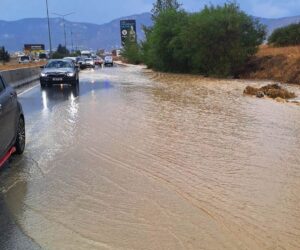 Sürücüler bu yola dikkat! Girne-Lefkoşa ana yolunda trafik biriken yağmur suları nedeniyle tek şeritten sağlanıyor