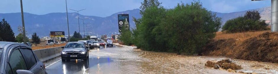 Sürücüler bu yola dikkat! Girne-Lefkoşa ana yolunda trafik biriken yağmur suları nedeniyle tek şeritten sağlanıyor