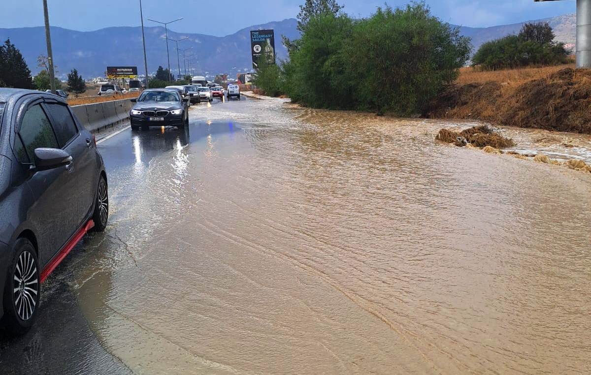 Sürücüler bu yola dikkat! Girne-Lefkoşa ana yolunda trafik biriken yağmur suları nedeniyle tek şeritten sağlanıyor