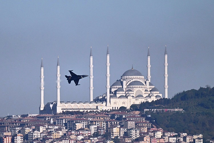 SOLOTÜRK’ten İstanbul semalarında selamlama uçuşu