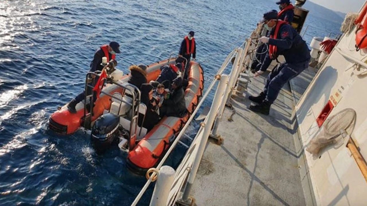 Yunanistan’ın denize bıraktığı bottaki düzensiz göçmenleri Türkiye kurtardı