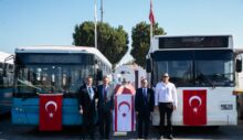 Mersin Belediyesi’nden Gazimağusa Belediyesi’ne 2 otobüs, 1 vakumlu yol süpürme aracı