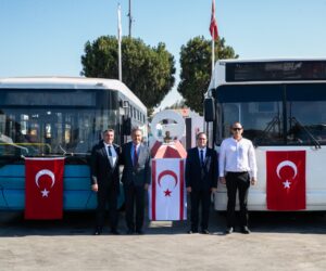 Mersin Belediyesi’nden Gazimağusa Belediyesi’ne 2 otobüs, 1 vakumlu yol süpürme aracı