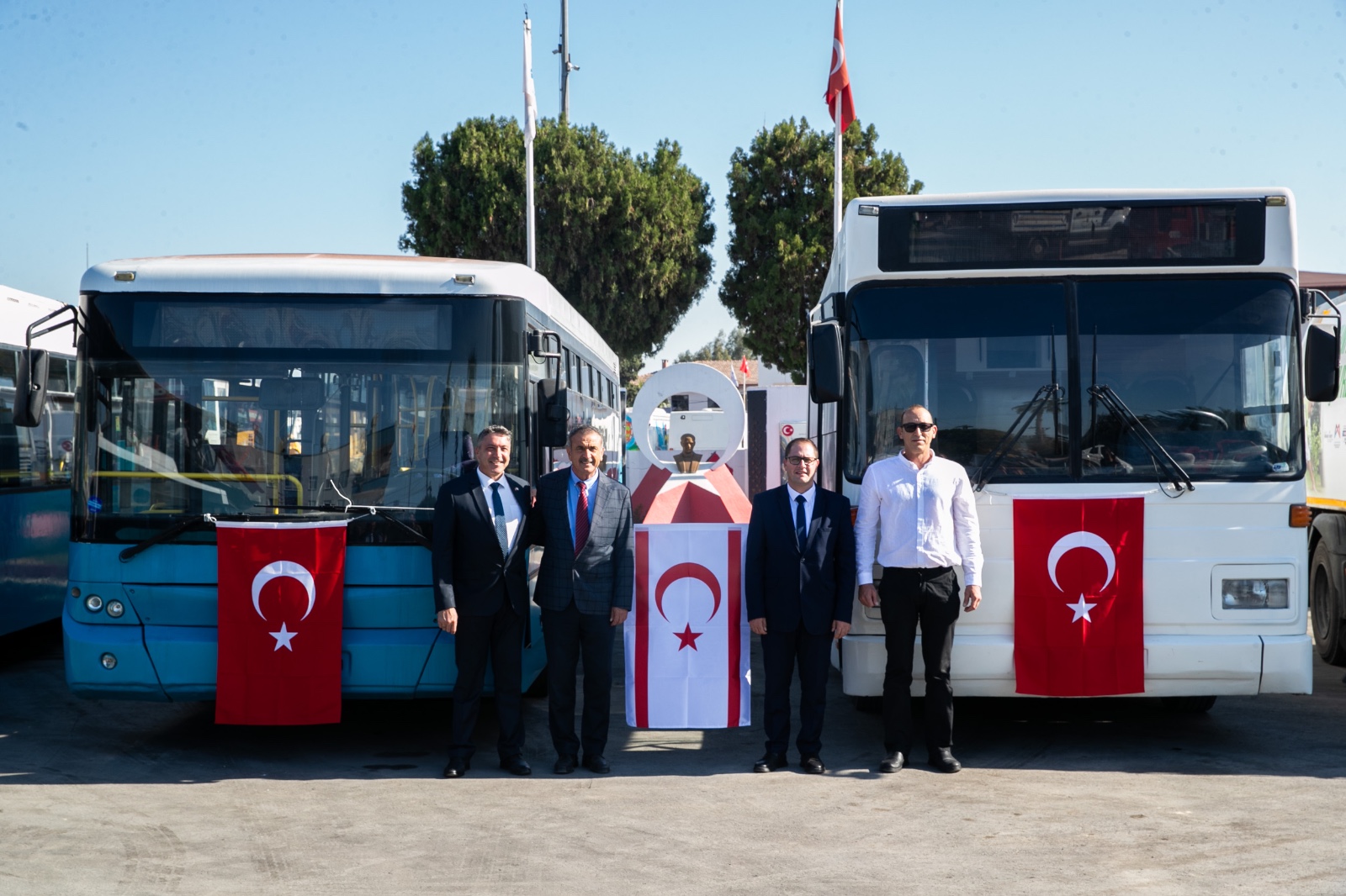 Mersin Belediyesi’nden Gazimağusa Belediyesi’ne 2 otobüs, 1 vakumlu yol süpürme aracı