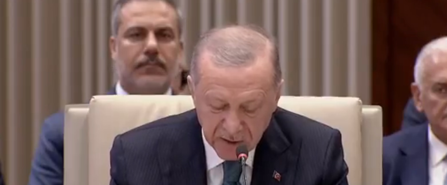 TC Cumhurbaşkanı  Erdoğan: KKTC’nin teşkilatımızın bugünkü zirvesinde onur konuğu olarak yer alması dayanışma irademizin tezahürüdür. Kendilerinin yakın zamanda tam üye olarak yer almasını bekliyoruz. Kıbrıs’ta adil çözüm için Türk dünyasına sorumluluk düşüyor