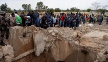 Güney Afrika’da 4 aydır madende direnen 1300 kaçak madenci polise teslim oldu