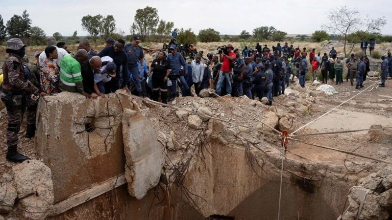 Güney Afrika’da 4 aydır madende direnen 1300 kaçak madenci polise teslim oldu