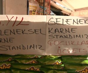 Market sahibi  İbrahim Kaptan karne alan çocukları bu yıl da unutmadı