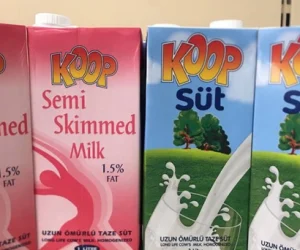 Koop-Süt süt fiyatlarında indirim yaptı…1 litrelik sütün fiyatı 4.50 TL indirimle 49 TL olarak belirlendi