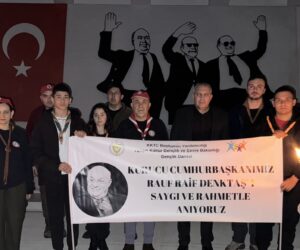 Kıbrıs Türk İzcilik Federasyonu,izci gençlerle birlikte Kurucu Cumhurbaşkanı Denktaş’ın ölüm yıldönümü dolayısıyla kabri başında meşaleli anma töreni gerçekleştirdi