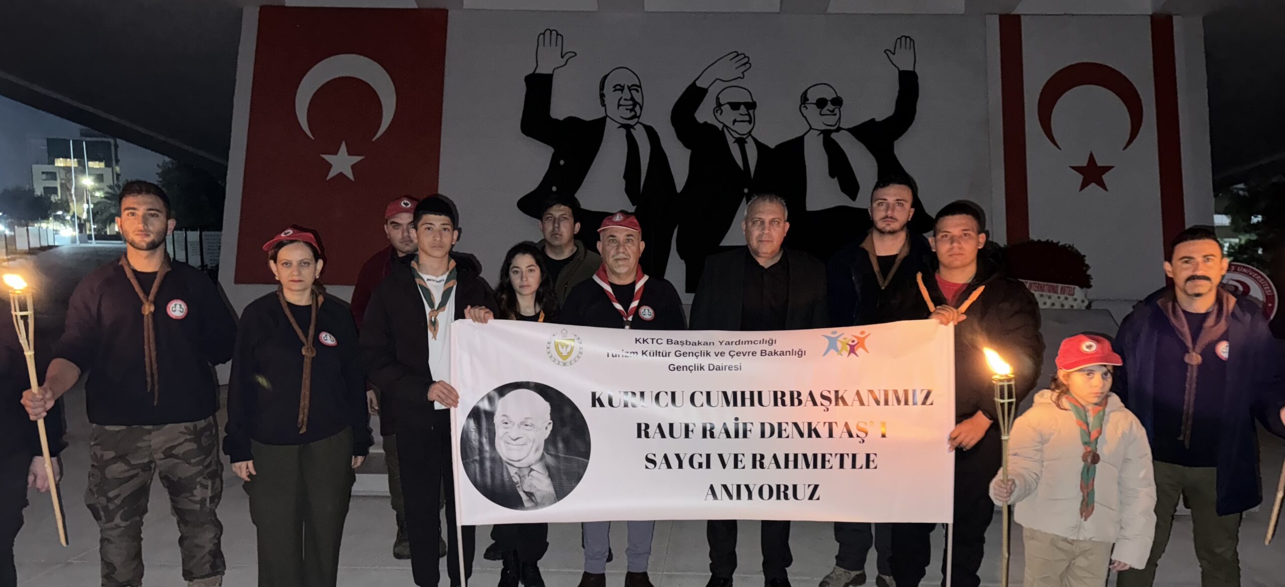 Kıbrıs Türk İzcilik Federasyonu,izci gençlerle birlikte Kurucu Cumhurbaşkanı Denktaş’ın ölüm yıldönümü dolayısıyla kabri başında meşaleli anma töreni gerçekleştirdi