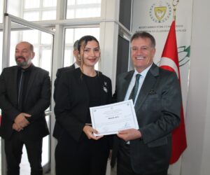 Eğitimlerini tamamlayan Sivil Havacılık Dairesi personeline diplomaları verildi… Arıklı:Sivil Havacılık Dairesi gibi teknik bir birimde insan kaynağının geliştirilmesi, geleceğimizi garanti altına almak demektir